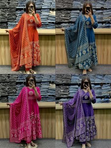 ชุดสาหรี่กะมีซสมัยใหม่พร้อมงานปักที่สวยงาม ทำจากผ้าฝ้าย ดีไซน์แบบกลับด้านได้ เหมาะสำหรับงานแต่งงานและงานเทศกาลดีวาลี - Product Image 4