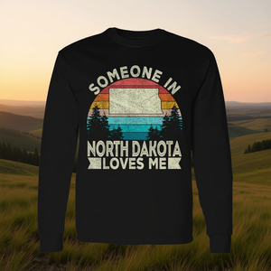 Camiseta Retro de Manga Larga con la Frase 'Alguien en Dakota del Norte me ama', Camiseta Promocional con Temática de Dakota del Norte - Product Image 1