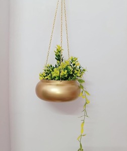 Pot de fleurs suspendu rond en métal doré moderne pour balcon, entrée et verdure d'intérieur avec un charme décoratif époustouflant en provenance d'Inde - Product Image 3