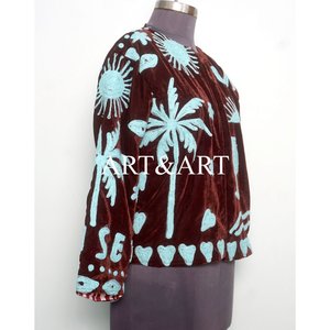 Veste matelassée en velours brodée Suzani multicolore faite à la main pour femmes, design floral respirant, coton écologique à séchage rapide - Product Image 4