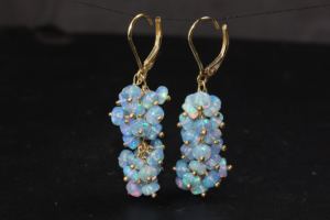 Boucle d'oreille en argent sterling 925 avec opale bleue perlée en plaqué or jaune faite à la main avec un cadeau de naissance naturel pour la fête des femmes - Product Image 4