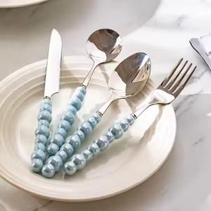 Ensemble de couverts en perles bleues, collection moderne, parfait pour les repas en famille et les tables de luxe - Product Image 1