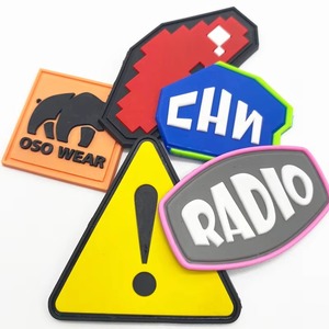 โรงงานขายส่งตราสัญลักษณ์ PVC กันน้ำ พิมพ์ลายตามสั่ง ปักติดเสื้อผ้า สำหรับแบรนด์เสื้อผ้าและคอลเลกชันขายปลีก - Product Image 3