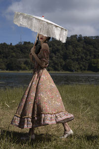 Vestido de verano con estampado de hombros descubiertos para mujer, vestido con volantes de longitud media, decoración de botones de tela tejida elegante, fiestas de cintura Natural - Product Image 4