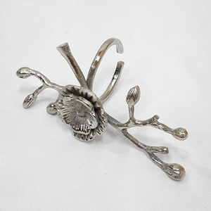 Aluminium Métal Forme Unique Argent Plaqué Rond de Serviette Style Fantaisie Luxe Fait à la Main Vente à Chaud Excellente Qualité - Product Image 1