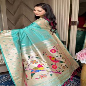 Elegante Sari de Seda Paithani VASTRA COTTAGE con Pallu de Meena Zari Brillante, Diseño Floral de Loro, Borde Muniya y Cuerpo en Tonos Pastel - Product Image 5