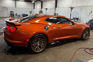 Chevrolet Camaro ZL1 Berline 2023 d'occasion, atmosphérique, avec contrôle de la suspension magnétique, couleur Orange Vif Métallisé, pneus R20, intérieur cuir foncé - Product Image 4