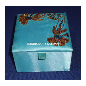 Belle broderie Zari faite à la main avec une boîte à bijoux de forme carrée en tissu fin brillant pour la décoration de la maison et le but de cadeau de mariage - Product Image 1
