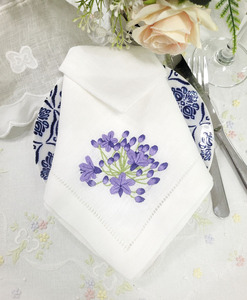 Serviette de table en lin blanc personnalisée Arapang fleur brodée ourlet élégant linge de table pour la maison hôtel ou événements - Product Image 5