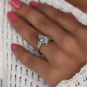 Anillo de compromiso personalizado de tres piedras de diamante cultivado en laboratorio con corte Teper, anillo de regalo de aniversario chapado en oro y platino - Product Image 4