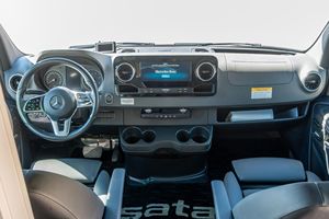 Vehículos Usados Seminuevos 2023 Sprinter 3500XD Isata Serie 3, Vehículo Utilitario Pesado de 7 Plazas, Turbodiésel V6, Listo para Envío Rápido - Product Image 3