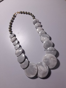 Esencia etérea: un viaje con cuentas de resina Ondas caprichosas: Collar de cuentas de resina hecho a mano Jardines brillantes: Inspirado en la naturaleza - Product Image 3