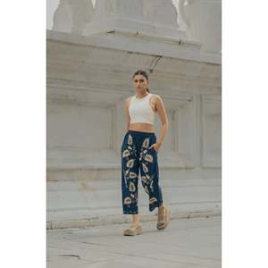 Pantalon en coton brodé Suzani, motif floral unique, broderie à la main, vêtements de détente bohèmes pour femmes, pyjama d'été, taille unique - Product Image 1