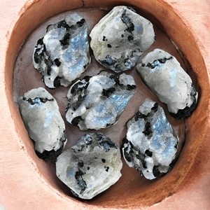 หินมูนสโตนสีรุ้งธรรมชาติคริสตัลดิบแกะสลักสไตล์มาสคอตเรกิปรับสมดุลพลังงานสำหรับตกแต่งขายส่ง - Product Image 2