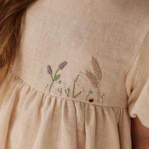 Vestido de lino suave bordado a mano para niñas, estilo informal para el primer cumpleaños de niños pequeños, OEM hecho en Vietnam - Product Image 4