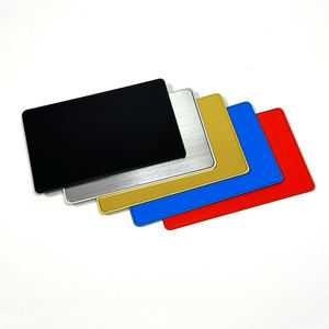 Tarjetas de presentación NFC personalizadas pequeñas, diseño en blanco, grabadas, de metal, en negro, blanco y rojo, para negocios. - Product Image 5