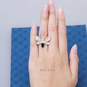 Bague en or blanc massif 14 carats en forme de papillon Bague en émeraude de laboratoire en forme de poire Bague en or de cocktail Ton/pureté en métal personnalisé - Product Image 6