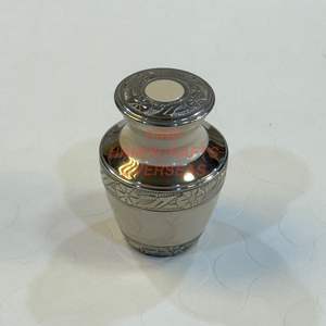 Urnas de cremación para adultos de aluminio con diseño Floral grabado de estilo americano, tarro antiguo para cenizas de cremación, proveedor directo de India - Product Image 4