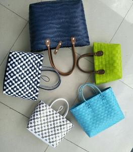 Sacs de shopping en plastique élégants et tendance avec poignée pour l'emballage de vêtements et de boutiques - Product Image 6