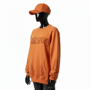 เสื้อสเวตเชิ้ตผู้หญิงทรงโอเวอร์ไซส์ ผ้าฝ้ายผสมขนแกะคุณภาพพรีเมียม 320 GSM สีสนิมอ่อน ประดับโลโก้ด้วยคริสตัลแบบ Hotfix เสื้อสเวตเชิ้ตผู้หญิงระบายอากาศได้ดี - Product Image 4