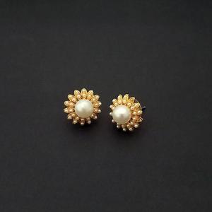 Kriaa Pendientes de perlas de diseño floral chapado en oro Aro fino 1310151 - Product Image 1
