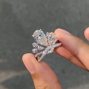 Bague de fiançailles avec pierres latérales en diamant de laboratoire en forme de poire de 5,00 carats, certifiée IGI, couleur D-E-F, clarté VVSVS - Product Image 1