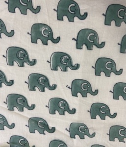Tissu en coton imprimé à la main, motif d'éléphant mignon en vert sur fond naturel - Product Image 1