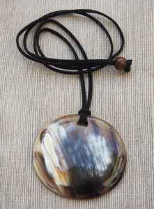 Collar con colgante de cuerno de corte láser Collar con colgante único de cuerno de búfalo natural para mujeres y niñas - Product Image 4