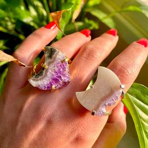 Anillos de piedras preciosas chapados en oro y plata de buena calidad al por mayor, varias formas y tamaños con rebanada de amatista e incrustaciones de garra - Product Image 3