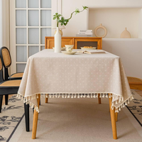 Nappe de table carrée en coton tissé brodée de fleurs pour mariage |   Haut à volants réutilisable personnalisable, style vintage européen, respectueux de l'environnement