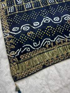 ผ้าไหมกฤษณีแบบซารี ปักลายที่ปาลูและขอบผ้า พร้อมเสื้อคลุม - Product Image 2