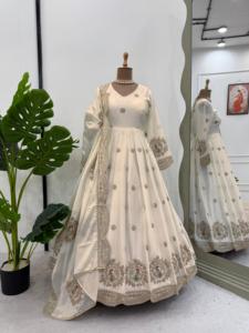 Vestido Anarkali elegante largo hasta el suelo con bordado intrincado para bodas, compromisos y eventos tradicionales - Product Image 5