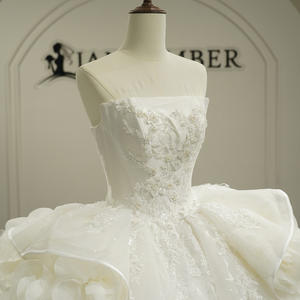 Robe de mariée vintage GT26059 à col bateau, coupe Empire, motif dentelle, style robe de bal, avec traîne chapelle et fleurs 3D en cristal - Product Image 5