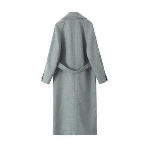 Gabardina larga de moda de color gris manga larga diseño vintage para mujer con cinturón - Product Image 2