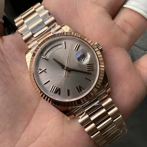 La montre personnalisée de 40 mm présente un verre saphir et un mouvement mécanique automatique, avec un design de marque luxueux et original. - Product Image 1