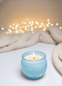 Bougie en verre design, bougie en cire de soja parfumée, verre coloré, forme unique de Matki, pot en verre disponible au prix de gros - Product Image 6