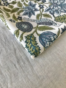 Tissu en coton imprimé à la main, motif paon et floral de style Mughal |   Tissu ethnique indien bleu-vert - Product Image 4