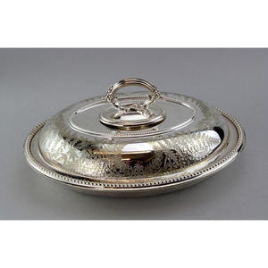 Plat de service en acier inoxydable pour une présentation élégante des aliments lors des rassemblements et des célébrations familiales - Product Image 2