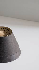 เตาเผาเครื่องหอมแบบหล่อขึ้นรูปทันสมัย พร้อมถาดโลหะฉลุลายสีทอง ที่วางธูปแบบมินิมอลสำหรับธูปกรวยและถ่าน ของตกแต่งบ้าน ของขวัญสำหรับชาวอ่าวอาหรับ - Product Image 5