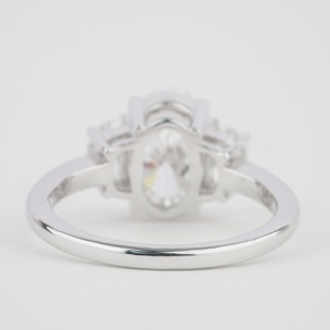 Anillo de diamantes de laboratorio de tres piedras de corte ovalado personalizado Anillo de novia de boda de oro blanco ovalado de trilogía de 3 quilates ovalado con diamante de media luna - Product Image 2