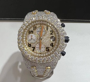 VVS1 Montre en or jaune avec diamant et moissanite Montre automatique unique en acier inoxydable avec breloque complète au design de buste incluse - Product Image 2