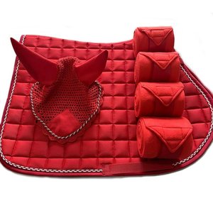 Cadeau de Noël équestre : Tapis de selle en peau de mouton anglaise douce et bonnet de selle en coton pour le dressage et le saut d'obstacles, pour l'équitation - Product Image 2