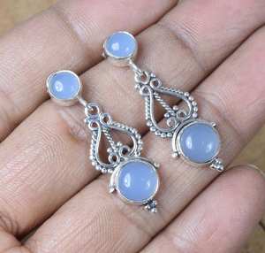 Boucles d'oreilles clous en argent sterling et or, calcédoine bleue, design unique, bijoux en pierres précieuses, pierre de naissance d'août, cadeau de fête pour femme - Product Image 4