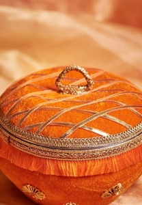 Boîtes à Ladoo en Velours Acier Réutilisables de 250 et 500 Grammes avec Logo Personnalisé Forme Ronde pour les Cadeaux de Mariage et Toutes les Occasions - Product Image 4