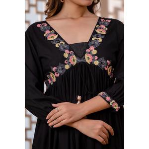 Mini vestido ajustado y acampanado con bordado floral negro - Product Image 3