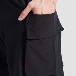 Shorts cargo micro en polyester 100% GA, couleur noire, style streetwear confortable, motif uni sportif - Product Image 5