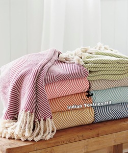 Couverture de canapé tissée à la main de conception unique Literie décorative indienne de conceptions différentes pour un usage domestique d'hiver de l'Inde - Product Image 1