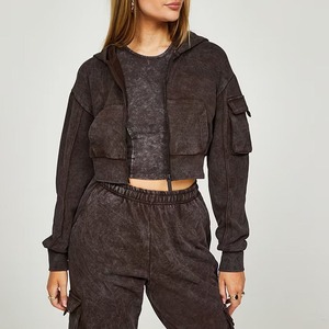 Ensemble survêtement streetwear personnalisé pour femme, style acid wash, avec fermeture éclair, appliqué, broderie vieillie et patchs, comprenant un sweat à capuche court et un pantalon de survêtement - Product Image 2