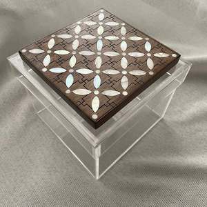 Caja de almacenamiento de acrílico Opulent Grace con tapa de madera MOP artística Caja de presentación elegante para chocolates festivos y frutas secas - Product Image 6