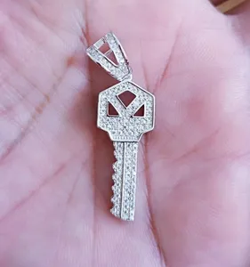 Pendentif à breloque clé pour homme avec 2ct de diamant Moissanite taille ronde Cadeau de fête de mariage - Product Image 3